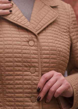 Легкая стеганая курточка песочного цвета elegance paris2 фото