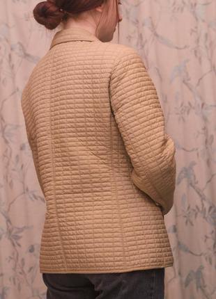 Легенька стьобана курточка пісочного кольору elegance paris3 фото