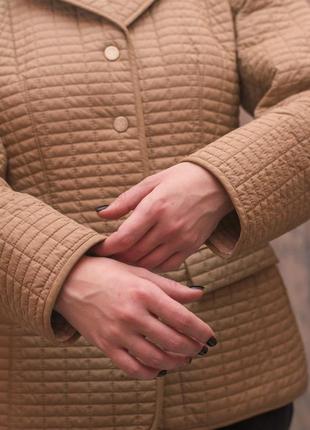 Легкая стеганая курточка песочного цвета elegance paris5 фото