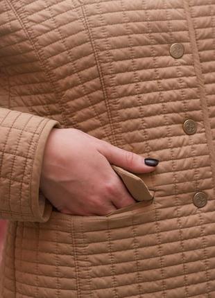 Легенька стьобана курточка пісочного кольору elegance paris6 фото