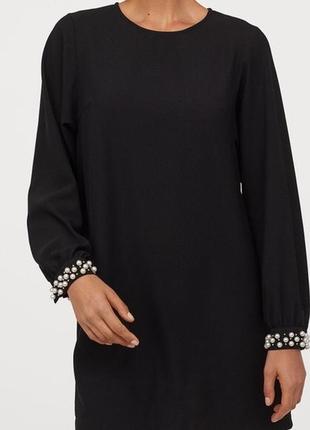 H&m платье чёрное прямое классическое с длинным рукавом с жемчугом нарядное праздничное2 фото