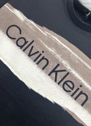 Оригинальная и стильная футболка calvin klein