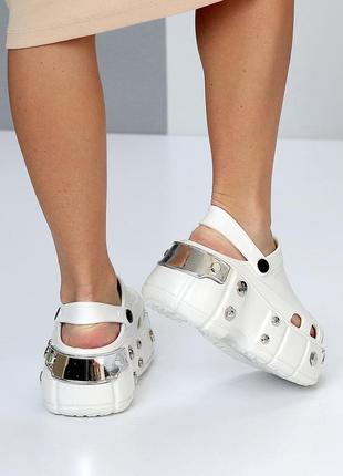 Ефектні ультра модні легкі білі крокси на платформі металік декор4 фото