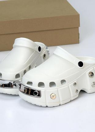 Ефектні ультра модні легкі білі крокси на платформі металік декор7 фото