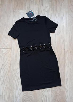 Короткое черное платье с шнуровкой