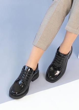 Женские лаковые туфли со шнурком1 фото