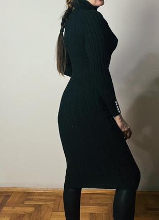 Черное трикотажное вязанное платье с длинными рукавами и гольфом1 фото