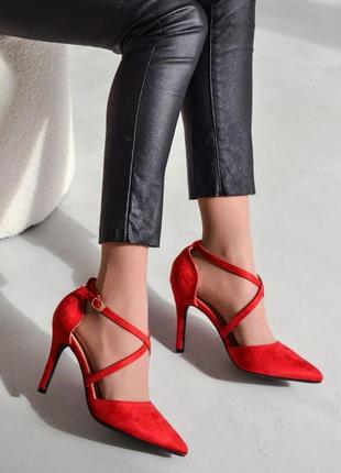 Красные женские туфли лодочки на шпильке каблуке с цепочками