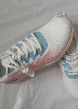 Белые кроссовки с нежным розовым и голубым цветом.7 фото