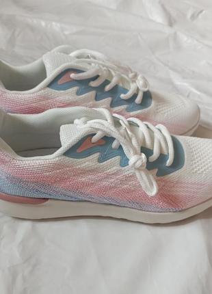 Белые кроссовки с нежным розовым и голубым цветом.3 фото