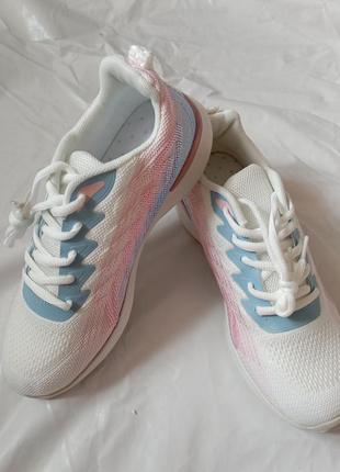 Белые кроссовки с нежным розовым и голубым цветом.1 фото
