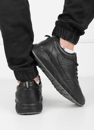 Чоловічі чорні кросівки із еко-шкіри3 фото