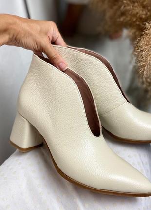 Стильные ботильоны из светло бежевой кожи на низком каблуке 6см