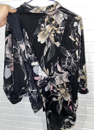 Легкая женская блуза черная в цветочный принт3 фото