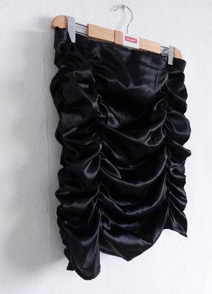 Актуальная атласная юбка с драпировкой2 фото