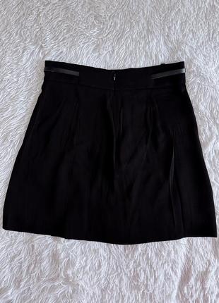Стильная черная юбка zara с вставками плиссировки и золотой фурнитурой3 фото