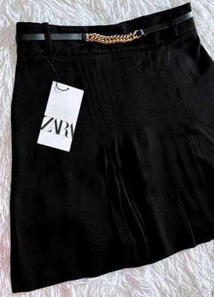 Стильная черная юбка zara с вставками плиссировки и золотой фурнитурой8 фото