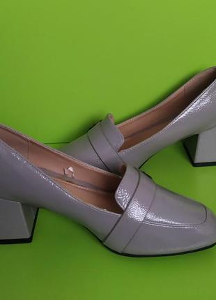 Серые лаковые туфли устойчивый каблук hongquan раpaya,  3/367 фото