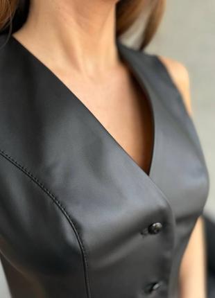Женский кожаный костюм, жилет и юбка с молнией миди4 фото