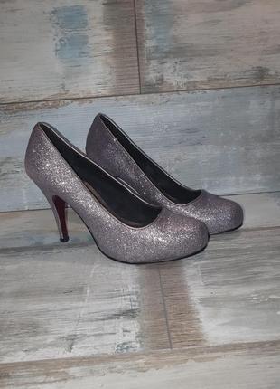 Роскошные блестящие туфли.