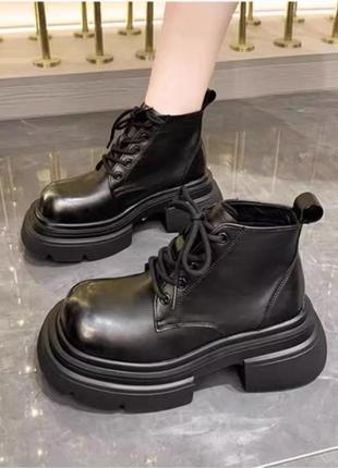 Женские черные полу ботинки 37 на шнурках и грубой подошве