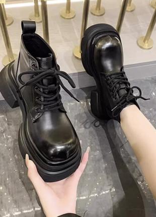 Женские черные полу ботинки 37 на шнурках и грубой подошве2 фото