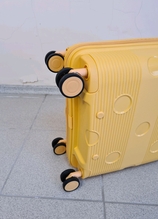 Жовта валіза airtex 246 з поліпропілену з виходом usb франція10 фото
