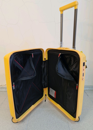 Жовта валіза airtex 246 з поліпропілену з виходом usb франція14 фото
