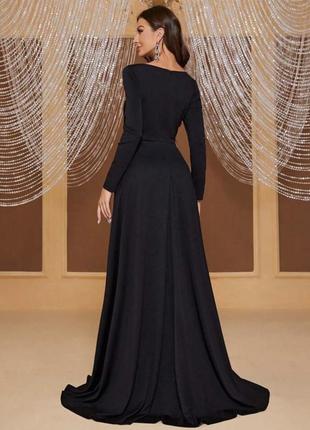 Шикарное и элегантное вечернее платье со шлейфом и эффектным декольте2 фото