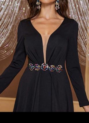 Шикарное и элегантное вечернее платье со шлейфом и эффектным декольте6 фото