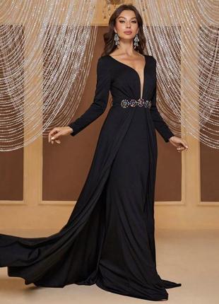 Шикарное и элегантное вечернее платье со шлейфом и эффектным декольте4 фото
