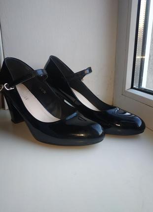 Лакові чорні туфлі на підборах із застібкою