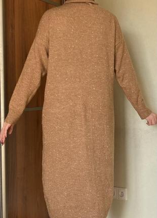 Довга сукня з високим коміром