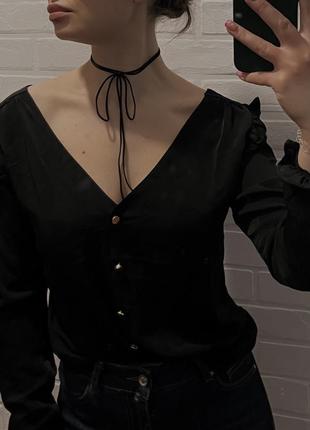 Стильная черная рубашка / блуза с рюшами с v-вырезом2 фото