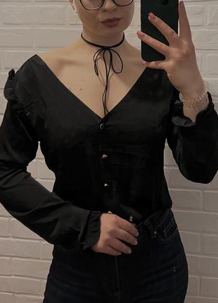 Стильная черная рубашка / блуза с рюшами с v-вырезом3 фото