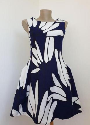 Роскошное платье вафельной тканью принтом с белые цветочные лепестки со змеечкой на спинке8 фото