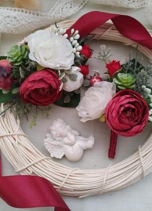 Бутоньєрки бургунді-білі із сукулентами