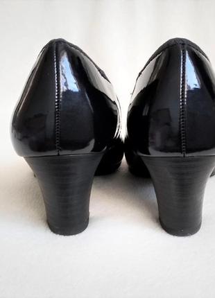 Класичні чорні туфлі-човники на широкому стійкому каблуці3 фото