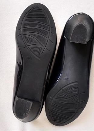 Класичні чорні туфлі-човники на широкому стійкому каблуці5 фото