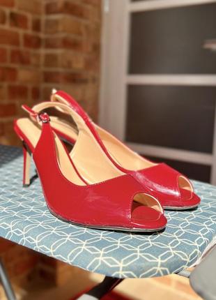 Красные женские туфли на шпильке маленький небольшой подьем каблук