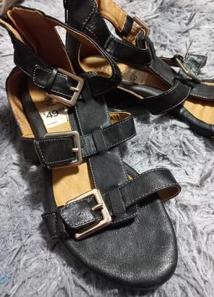 Красиві зручні босоніжки