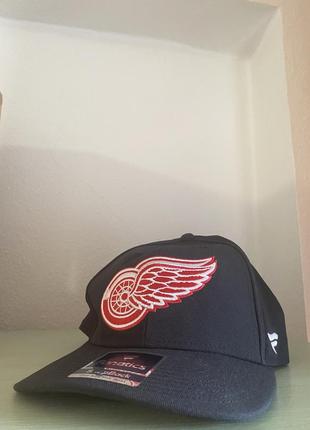 Кепка відомої nhl команди detroit red wings .