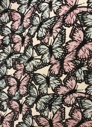 Дуже красива та стильна брендова блузка в метеликах.100% шовк.