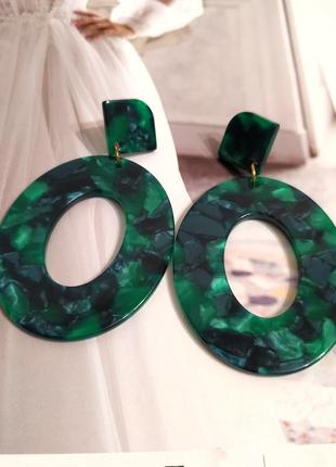 Акрилові сережки масивні великі овальні геометрія кульчики пластикові зелені під камінь3 фото