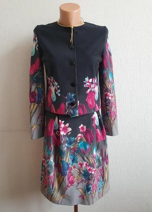 Костюм в цветочный принт: пиджак и юбка1 фото