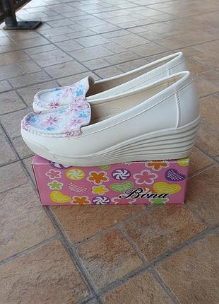 Туфлі-мокасини