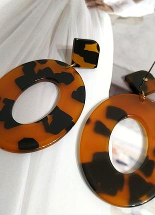 Серьги большие акриловые под янтарь леопардовые шарики пластиковые объемные овальные кольца