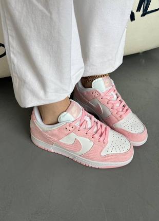 Замечательные женские кроссовки nike sb dunk low pink corduroy розовые6 фото