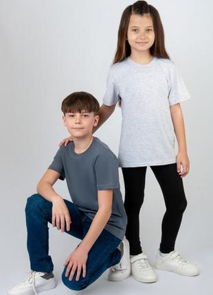Базовая однотонная футболка подростковая белая, серая, черная1 фото