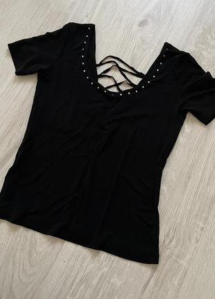 Футболка с вырезами на спине